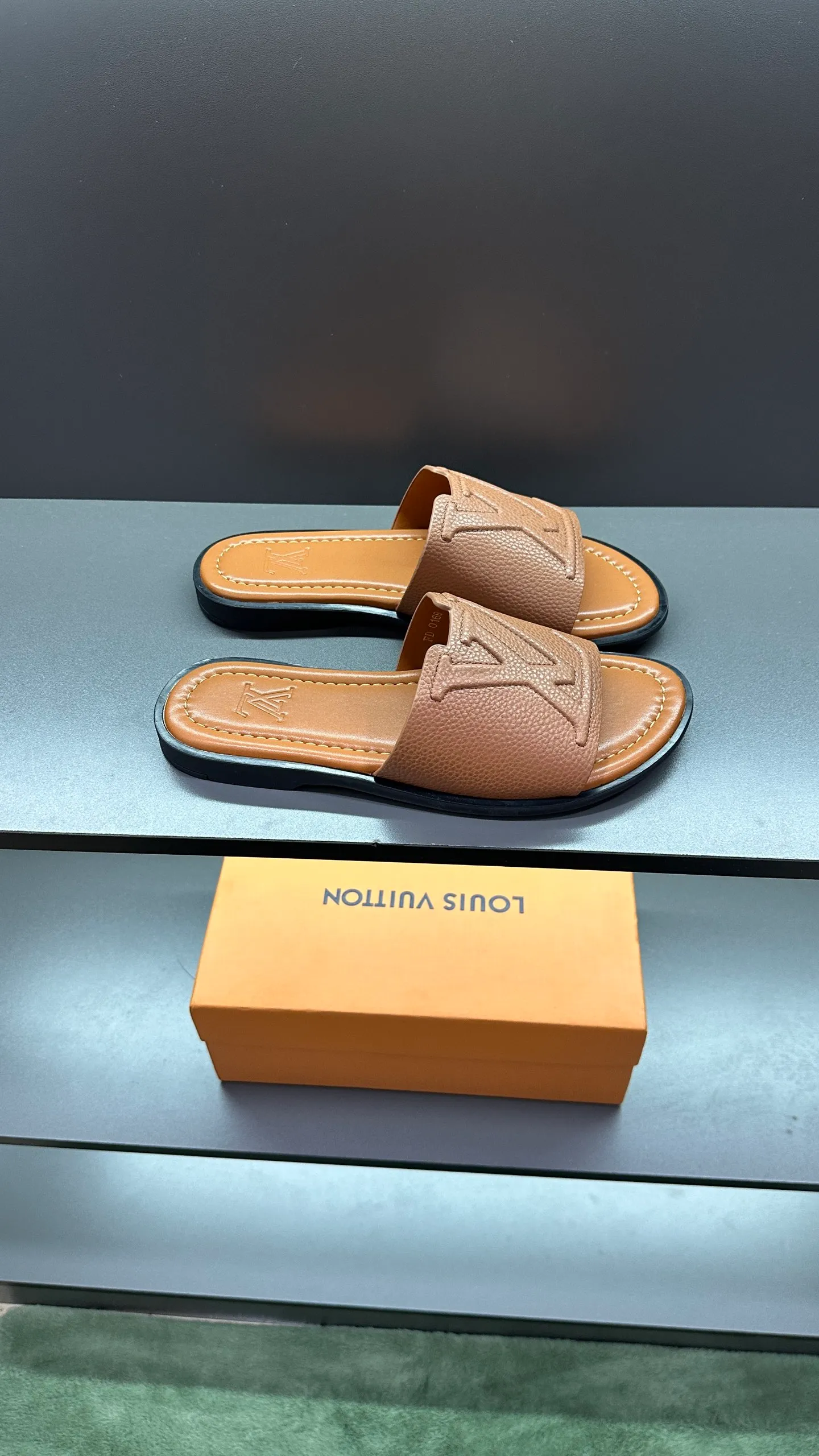 P300 🔍LV Men's Spring and Summer Slippers Counter Synchronization. The uppers are imported cowhide fabrics from Italy, with logo graphics and high-quality craftsmanship. Soles: original soles specially provided by the original factory. Exclusive movable molded soles are super comfortable. Original factory follow-up orders. 🔍🔍High quality. You can enter and leave the counter at will. Welcome to compare. Code number 38-45 No. 058